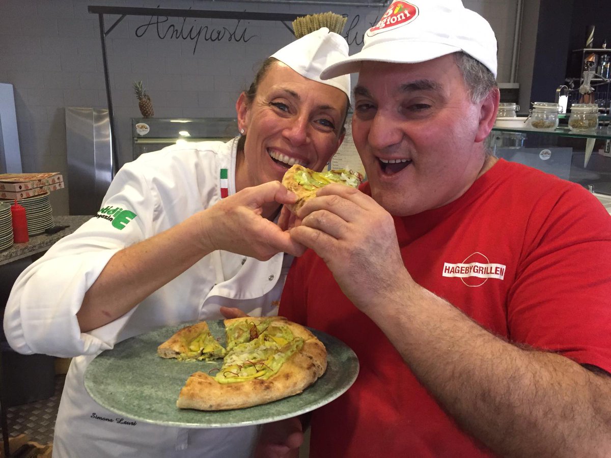 QuotidieMensile's tweet photo. Il nostro Direttore @LauriSimona al lavoro con @paolinobucca #corsi #eventi #master #pane #pizza #panificatori #associazioni #enti #agenzie #pizzaioli #media #stampa #MadeinItaly #prodottitipici #show #cooking #formazione #aggiornamento #avviamento #tv #skytv #ALICE #food #bread https://t.co/hr3T9FA6S8