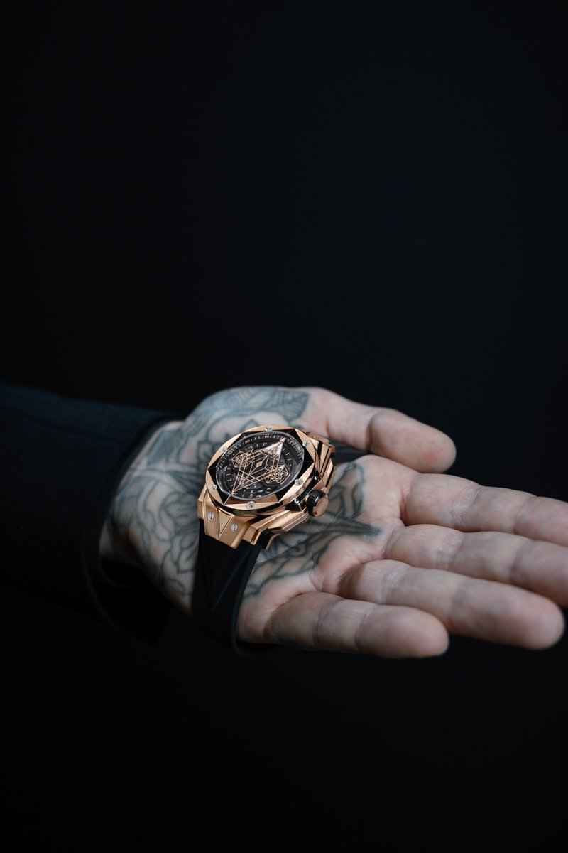 Hublot's tweet photo. Introducing the new #BigBangSangBleu at #Baselwolrd2019 with world famous tattoo artist #MaximeBuchi from #SangBleu. #Tattoo #HublotBaselworld #Baselworld https://t.co/otYSQyvSxH