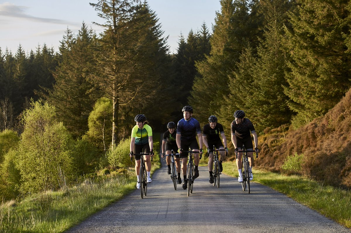 AlturaCycling's tweet image. How better to test the performance of our latest road collection than to actually spend time riding in it.

More here: altura.co.uk/discover/stori…

#LetRidersRide #Alturacycling #TestingPerformance