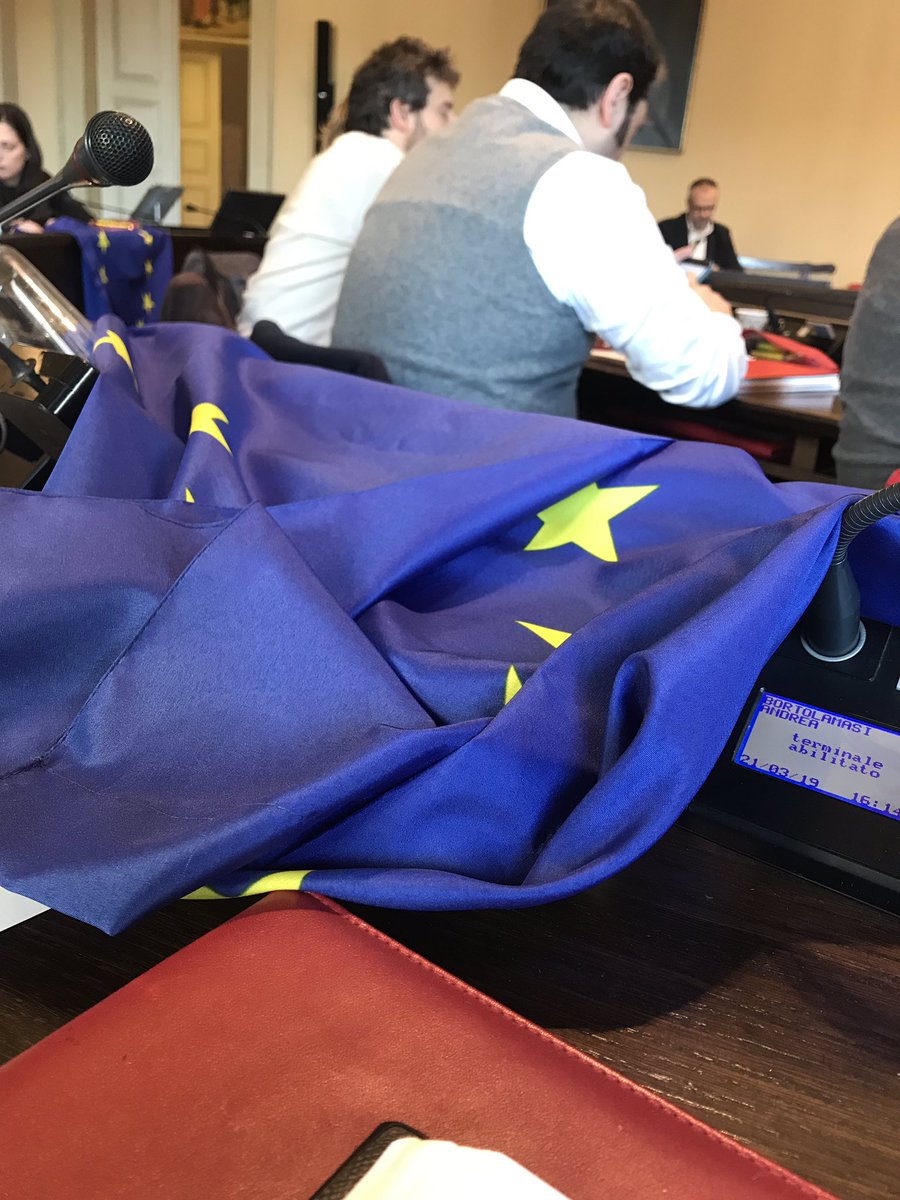 AndBorto's tweet photo. Contro i nazionalismi, la bandiera europea sui banchi del Gruppo Consiliare #Pd in Consiglio Comunale. 
#Modena, città d’#Europa, medaglia d’oro alla Resistenza: le nostre radici democratiche, sono più forti di chi semina odio e vuole innalzare muri ai nostri confini. 
#21marzo https://t.co/s0awLht0YX