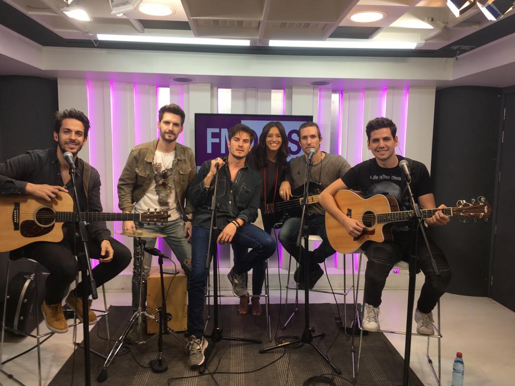 FMDOS's tweet photo. Y ya están con nuestra @lorenacapetillo los talentosos de @dvicioficial en #Dedicados! 🙌
Los españoles estarán conversando sobre su concierto en Chile el 10 de mayo, además de mostrar su música en vivo 😍
Sintonízanos en https://t.co/vDcdCfyq4a o en el Facebook Live! 👌 https://t.co/97pttUzwFl