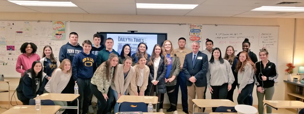 Sergeant Simpkins, of Tinicum Twn PD, visited journalism to discuss the role of the media and police investigations. He is also our very own @SVMrSimpkins' dad! We appreciated the visit!