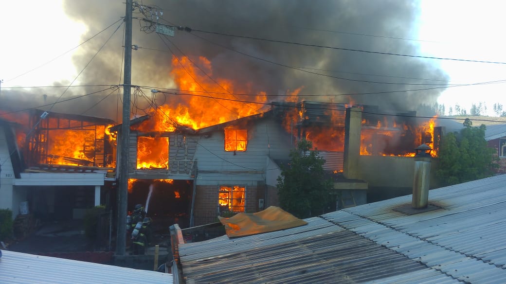 ConectaTV2's tweet photo. Curanilahue: incendio destruyó a lo menos 4 inmuebles en la población Los Tupilanes, cercanía del sector La Piscina. Unidades de Bomberos trabajan para sofocar las llamas. https://t.co/q2SLmwRbYd