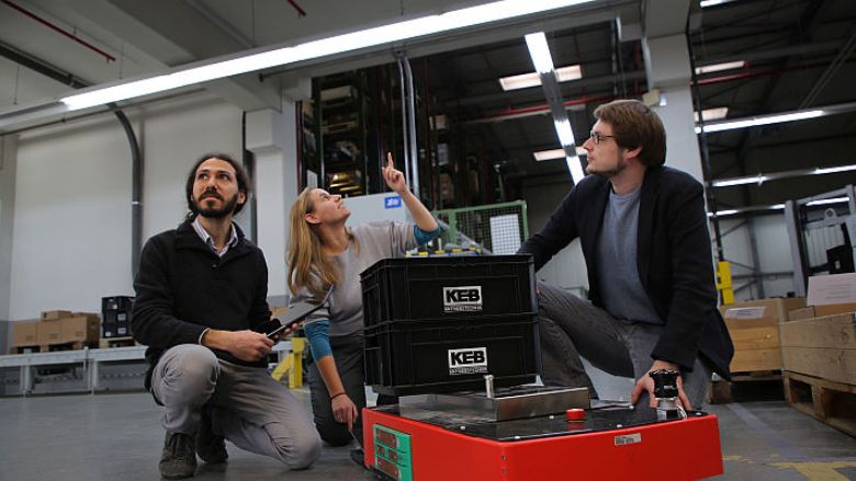 thetextfactory's tweet photo. Grootste hijskraan ter wereld op Industrial Ethernet // Hoe produceer je met hybride materialen? // Navigeren met licht - https://t.co/j9nhNvSvsf https://t.co/FuOIaI1ro5
