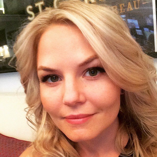 portaljmo's tweet image. A maquiadora Kim Bower postou uma foto da Jen em seu Instagram.

"Parabéns 👍🏼 para a minha linda amiga e cliente @jenmorrisonlive em seu novo piloto da CBS. #UnderTheBridge #GarotaGenial #NãoPossoEsperar #SuperFã #BelezaNatural #PeleSaudável #JenniferMorrison"