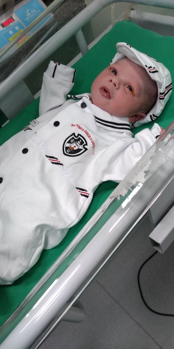 Araujoocrvg's tweet photo. Graças ao bom Deus meu filho nasceu forte e saudável, uma benção e uma felicidade que não tem tamanho e noção, e também não basta nascer grande com 51 cm, mas tbm com um manto que é gigante @VascodaGama, mais um vascaíno pra conta!! 
VASCO https://t.co/SDD9OMgOFd
