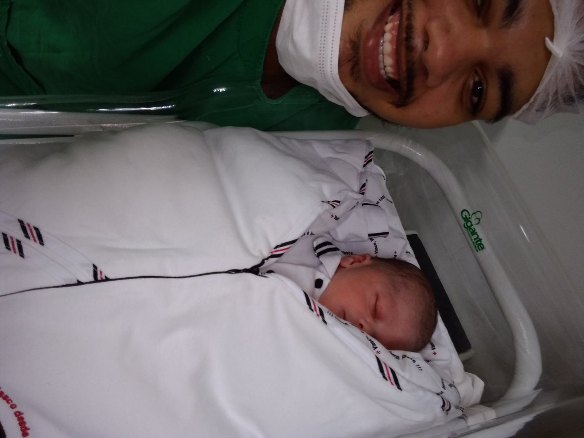 Araujoocrvg's tweet photo. Graças ao bom Deus meu filho nasceu forte e saudável, uma benção e uma felicidade que não tem tamanho e noção, e também não basta nascer grande com 51 cm, mas tbm com um manto que é gigante @VascodaGama, mais um vascaíno pra conta!! 
VASCO https://t.co/SDD9OMgOFd