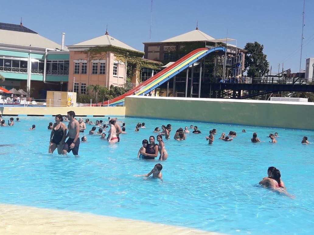 _anavalenzuela's tweet photo. @quieromusicatv #LoMejorDeMiVerano fue poder ir por 1ra vez a AQUAFAN y fue hermosooo,pileta con olas,fue Maravilloso. #LoMejorDeMiVerano fue tmb ir con amigas a Parque Norte. Saludos #Los15Mejores @CrisVanadia y @Dialoybrenda ❤️ https://t.co/tcrtmTDry4