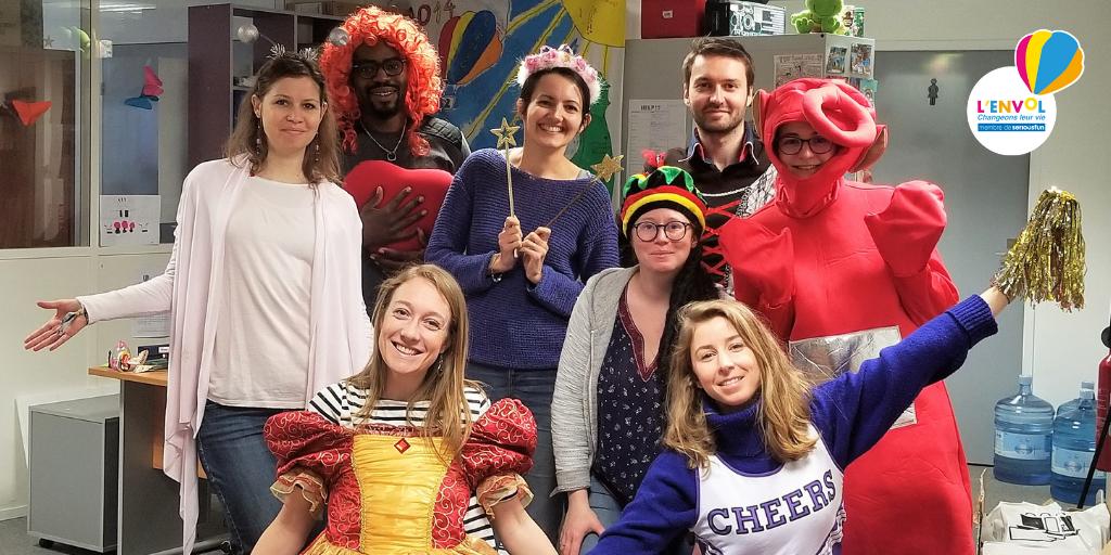 LENVOLAsso's tweet photo. ⏳J-31 avant le 1er séjour de la saison 2019! Priorité n°1 atteinte : NOUS AVONS FAIT LE PLEIN DE NOUVEAUX DÉGUISEMENTS ! 🥳 Merci à Mécénat Servier, aux labos @servier  et à leurs collaborateurs dans toute la France de s'être mobilisés pour collecter ces merveilles ! 💛 https://t.co/TgFALxRsr2