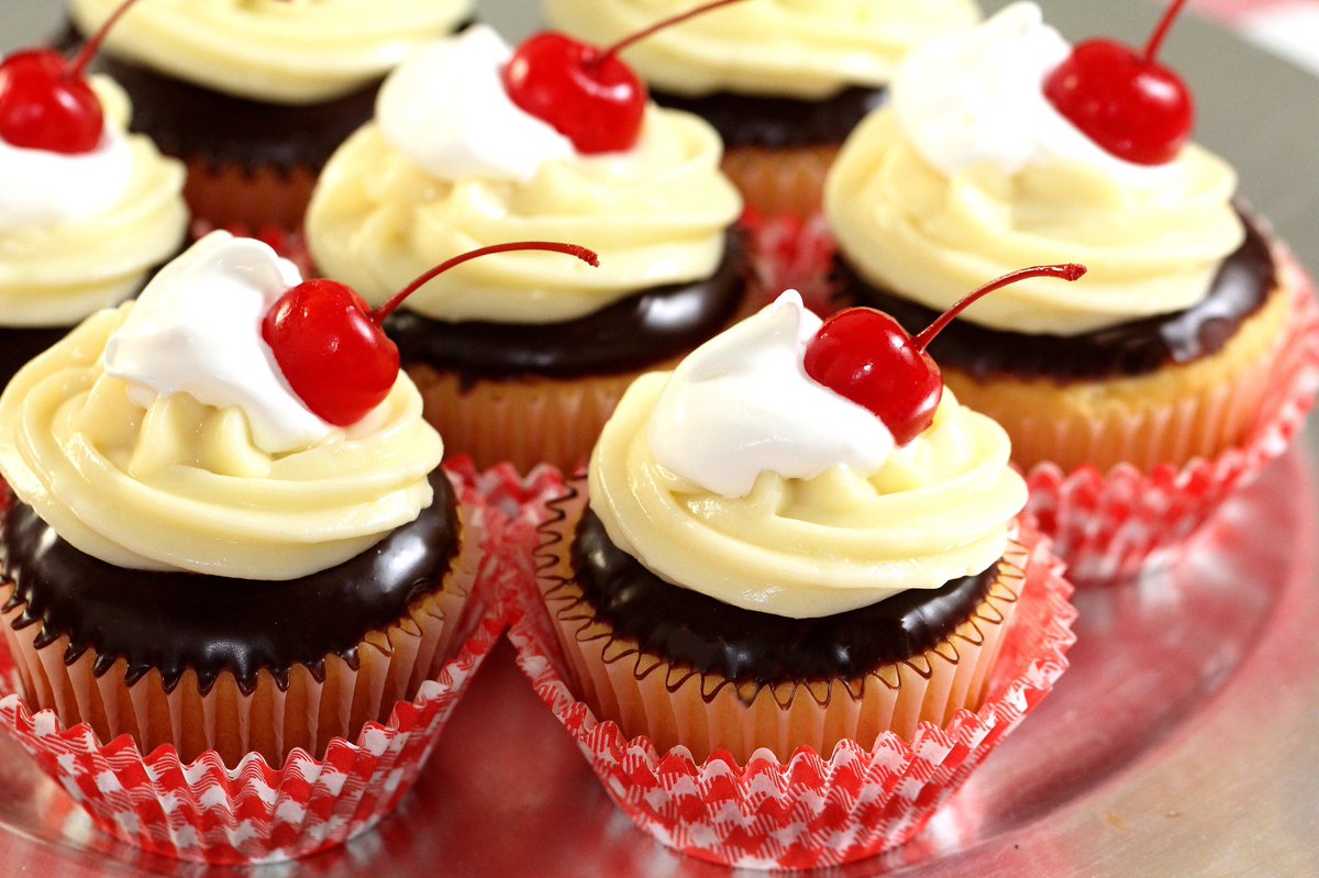 AmratYum's tweet photo. Enjoy Life Eat Cupcakes #caramelchocolate #CupCake #bakewithlove #bakerystyle #bakewithlove #funwithbake #HappinessInOneWord https://t.co/ZpOBS9L83b
