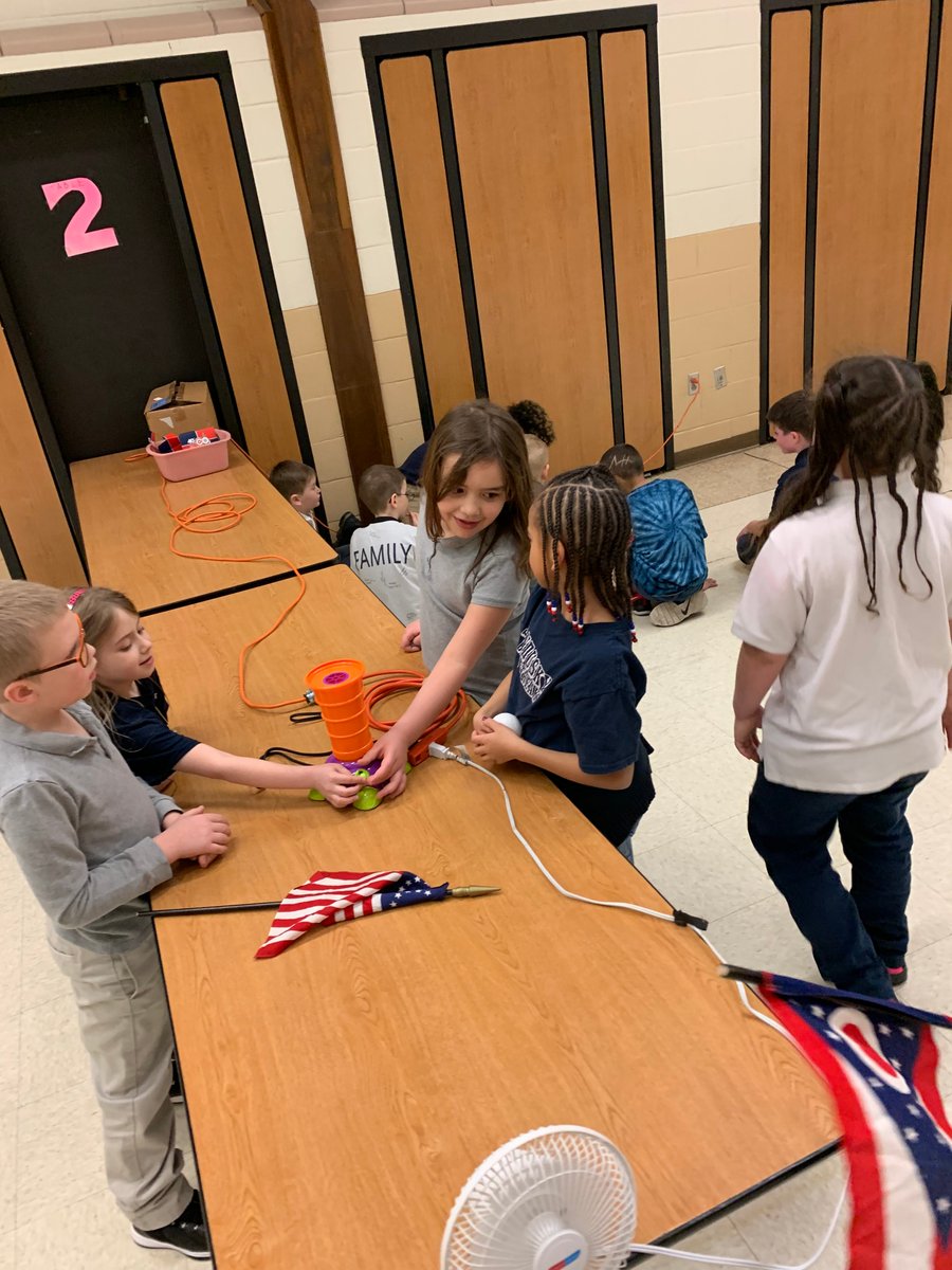 gobluestreaks's tweet photo. Check out these photos from Osborne Elementary's Attendance Awards! #SanduskyRollCall #GoStreaks #BlueStreakPride ⚡ https://t.co/6Lo2fEThnQ
