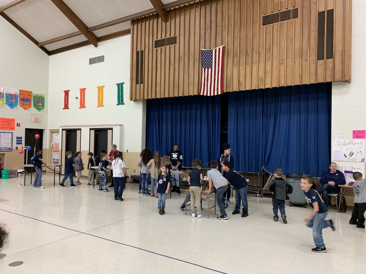gobluestreaks's tweet photo. Check out these photos from Osborne Elementary's Attendance Awards! #SanduskyRollCall #GoStreaks #BlueStreakPride ⚡ https://t.co/6Lo2fEThnQ