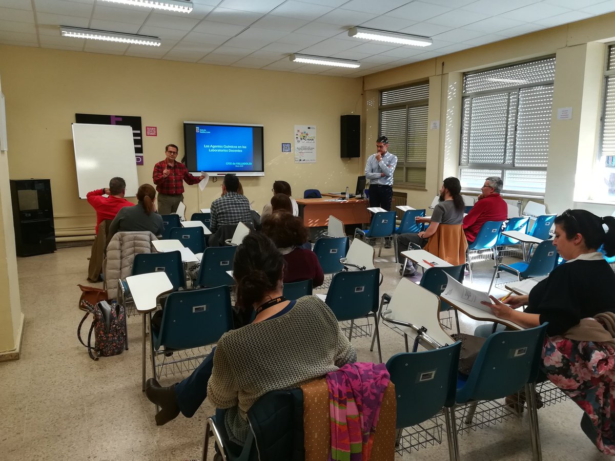 tecno_CFIEVA's tweet photo. Hoy se está realizando en el @cfievalladolid una jornada sobre seguridad en laboratorios docentes. José Ignacio nos indica como minimizar los riesgos.
#FormaciónCyL
#educacy https://t.co/A2yLPzKROr