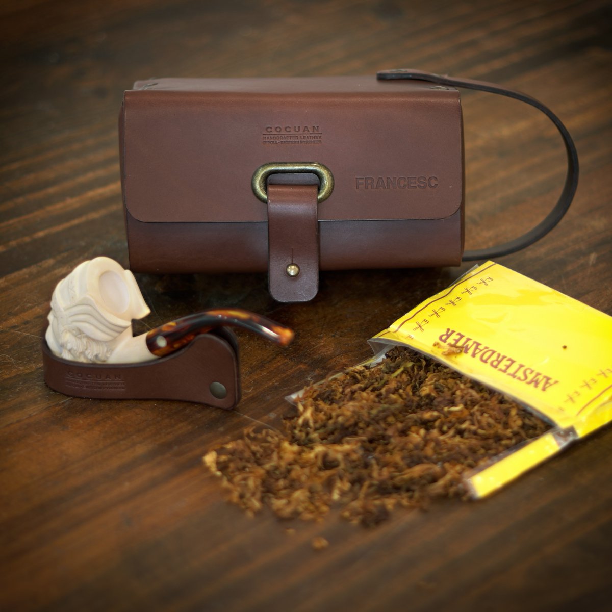 cocuan's tweet photo. A smaller custom version of the toiletry case to keep save all the smoking utensils with a leather support to hold the pipe. Agift for Francesc with his name embossed.#ruggedstyle #pipesmoking #pipesmoker #pipe #tobaccopipe #ripoll #gentlemen #dapper #classic #cocuan #girona https://t.co/wlkxYHzfSX