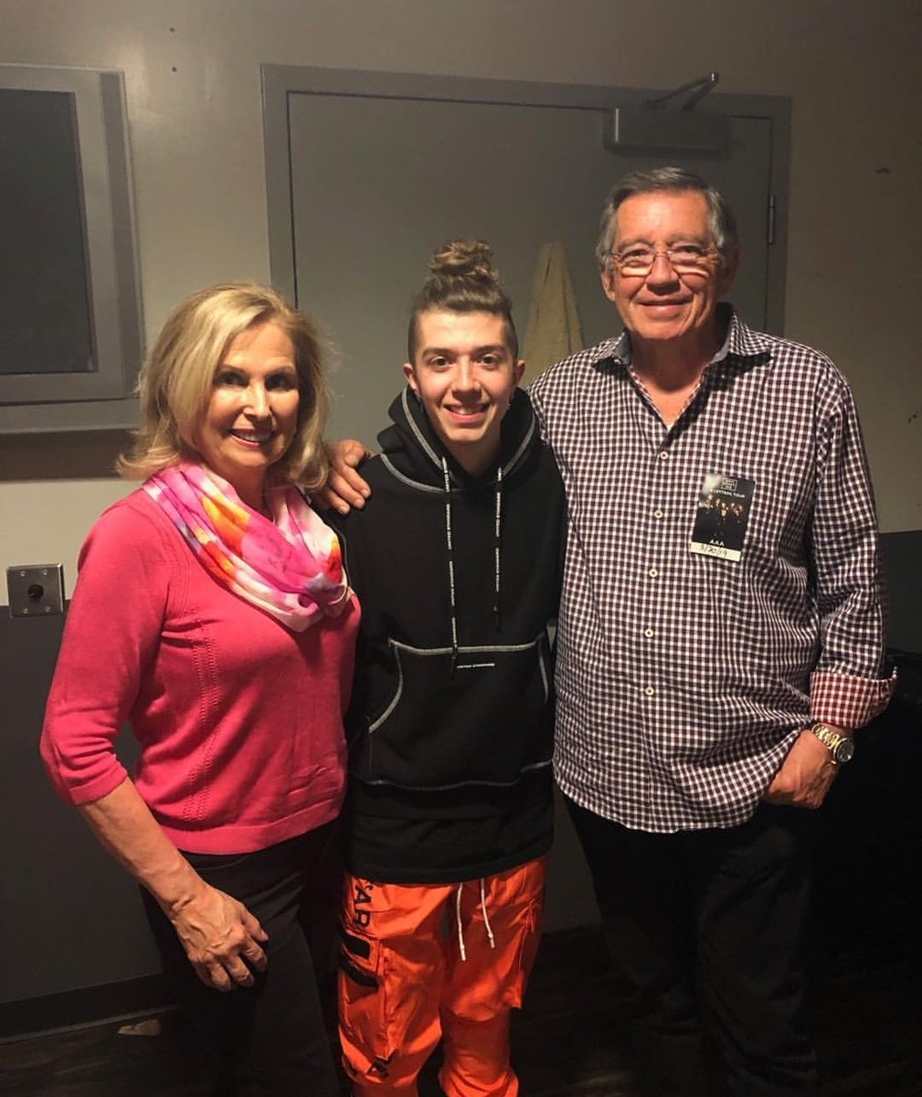 wdwupdatespl's tweet photo. 📸 @jackaverymusic z babcią i dziadkiem na backstage podczas wczorajszego show #8LettersTourPhoenix 

©️ robertavery3 https://t.co/Amffkdkjhc