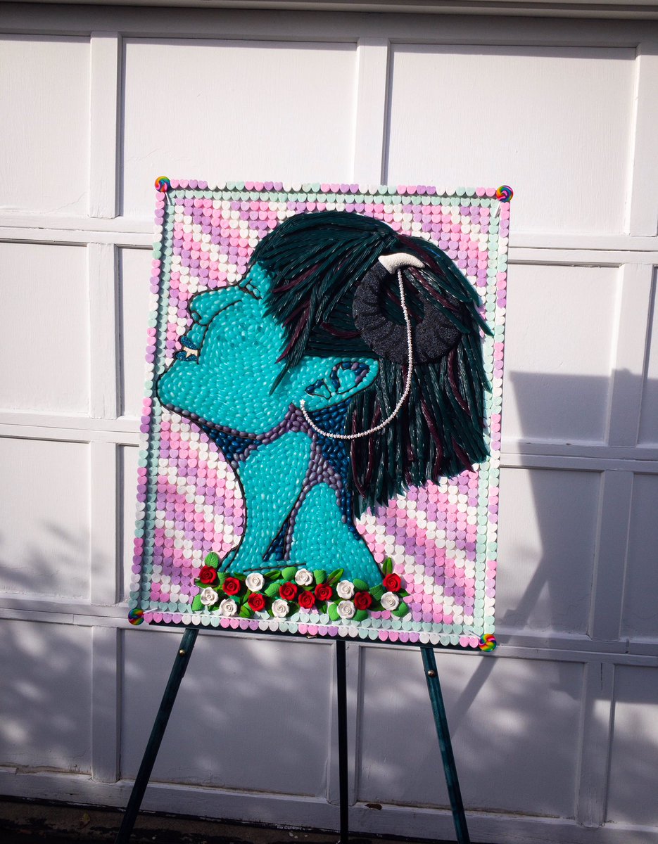 LayliaParker's tweet photo. I present “The Confectionery Tiefling”

This portrait consists of:

800+ Candy Hearts
800+ Jelly Beans
120+ Licorice Twists
10 Feet of Licorice Laces
27 Sugar Leaves
16 Sugar Roses
2 sticks of gum
&amp; A Lot of Sprinkles

#CriticalRole #criticalrolefanart #CritRole https://t.co/P8iKAEqbno