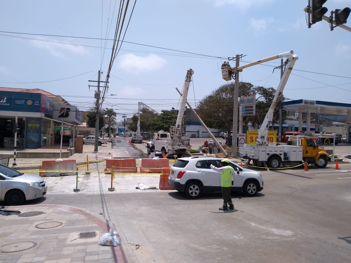 TransitoBaq's tweet photo. 🚨ATENCIÓN 🚨

Por trabajos de @ElectricaribeSA #AEstaHora cerrado un carril en la Calle 76 con Carrera 51B. Orientadores apoyan en el lugar. Tomar vías alternas. #TraficoLento https://t.co/jJJDSA9VQx