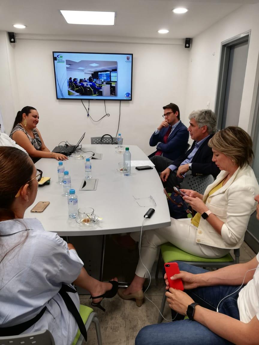 redcentrocali's tweet photo. #AEstaHora recibimos visita de @MinSaludCol Juan Pablo Uribe Restrepo en instalaciones del #SICO para conocer la experiencia exitosa del sistema de comunicaciones en salud, a beneficio de la comunidad #ReferenciayContrareferencia demanda inducida #SIBEO #PoolDeAmbulancias https://t.co/SiMyphElLo