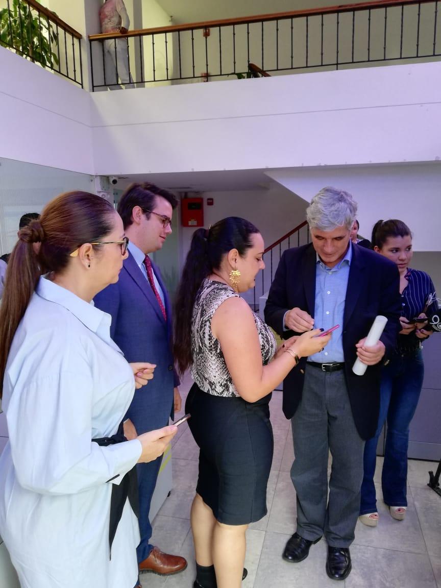 redcentrocali's tweet photo. #AEstaHora recibimos visita de @MinSaludCol Juan Pablo Uribe Restrepo en instalaciones del #SICO para conocer la experiencia exitosa del sistema de comunicaciones en salud, a beneficio de la comunidad #ReferenciayContrareferencia demanda inducida #SIBEO #PoolDeAmbulancias https://t.co/SiMyphElLo