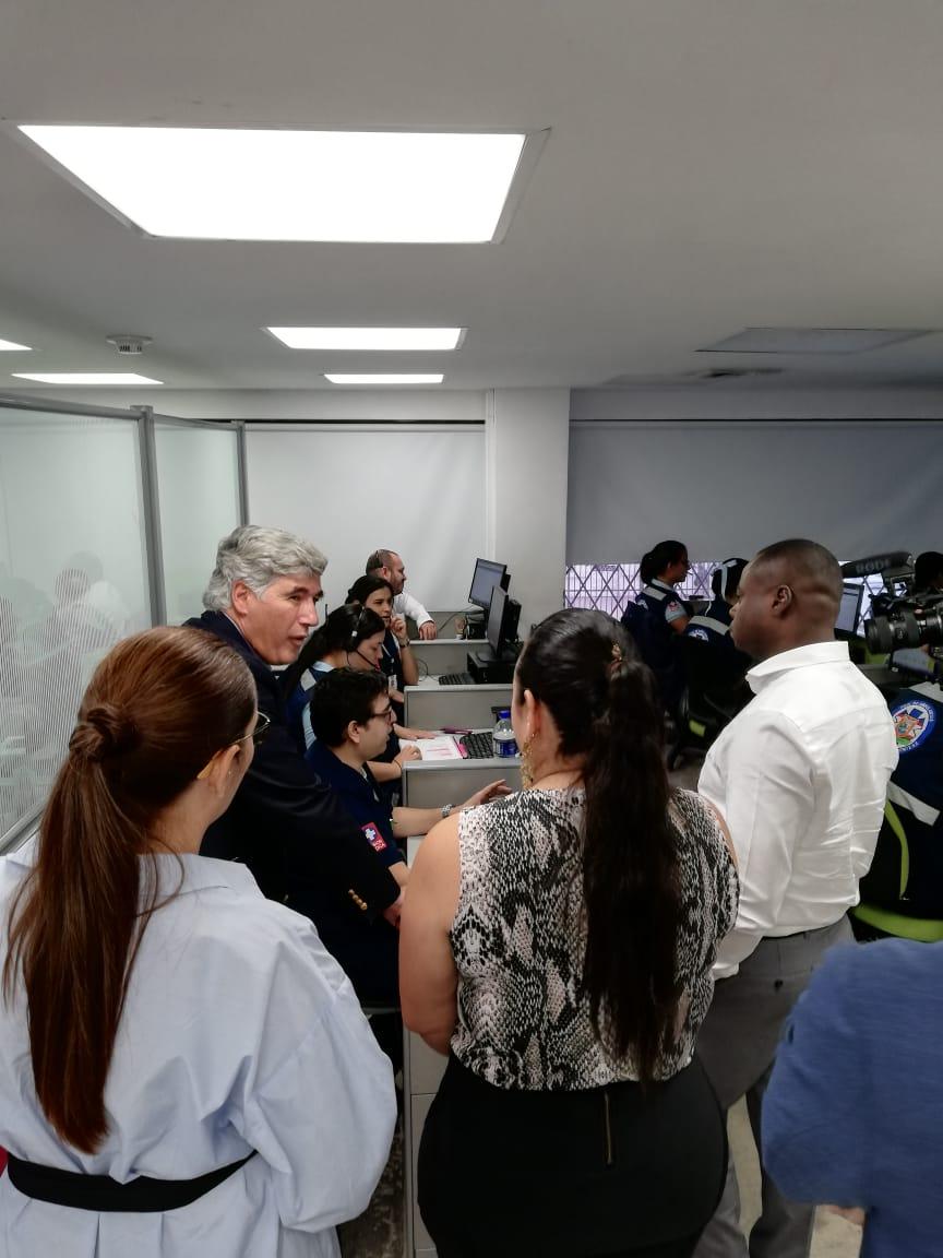 redcentrocali's tweet photo. #AEstaHora recibimos visita de @MinSaludCol Juan Pablo Uribe Restrepo en instalaciones del #SICO para conocer la experiencia exitosa del sistema de comunicaciones en salud, a beneficio de la comunidad #ReferenciayContrareferencia demanda inducida #SIBEO #PoolDeAmbulancias https://t.co/SiMyphElLo