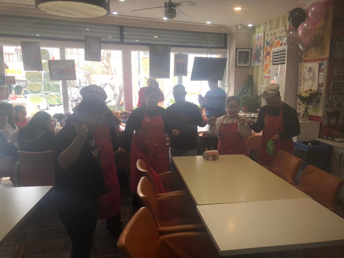 Türk Kızılayı Şişli Gençlik Kolları olarak down cafeyi ziyaret ettik.Down sendromu bir eksiklik değil bir  fazlalıktır.Dünyaya kattığınız güzelliğin farkındayız ve hep yanınızdayız.İyiki varsınız <a href="/aykutbayir24/">Aykut Bayır</a> <a href="/KGElgin/">Kazım Gökhan ELGİN</a> <a href="/unuvarcagri/">Çağrı Ünüvar</a> @kazimgokhanelgin <a href="/genckizilay34/">Genç Kızılay İstanbul</a> #downsendromu