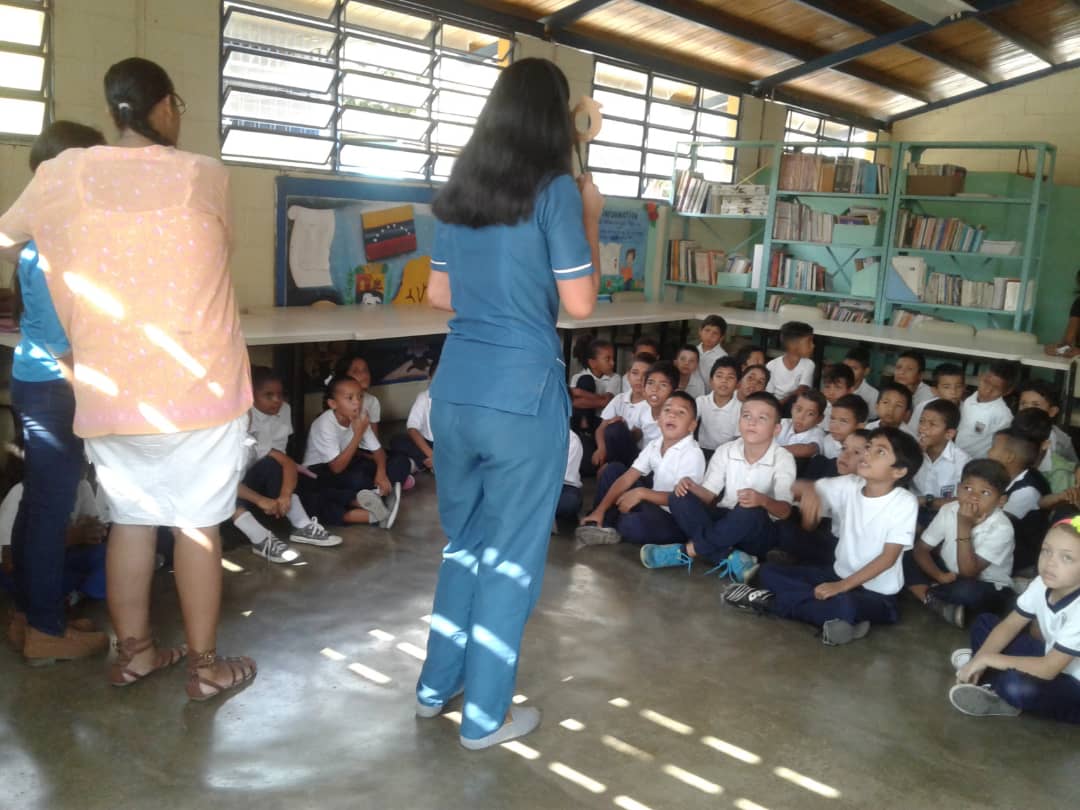 salamppepalavec's tweet photo. #21Mar En #Palavecino activado el plan "EL CMDNNA VA A LA ESCUELA" con el fin de darle a los estudiantes charlas sobre deberes y derechos por parte del Equipo del CMDNNA-Consejo de derecho de #PALAVECINO @NicolasMaduro @MPPEDUCACION @aristobulopsuv @Nixonarrieche17 @MirnaT_Vies https://t.co/NWmgF1pZ6l