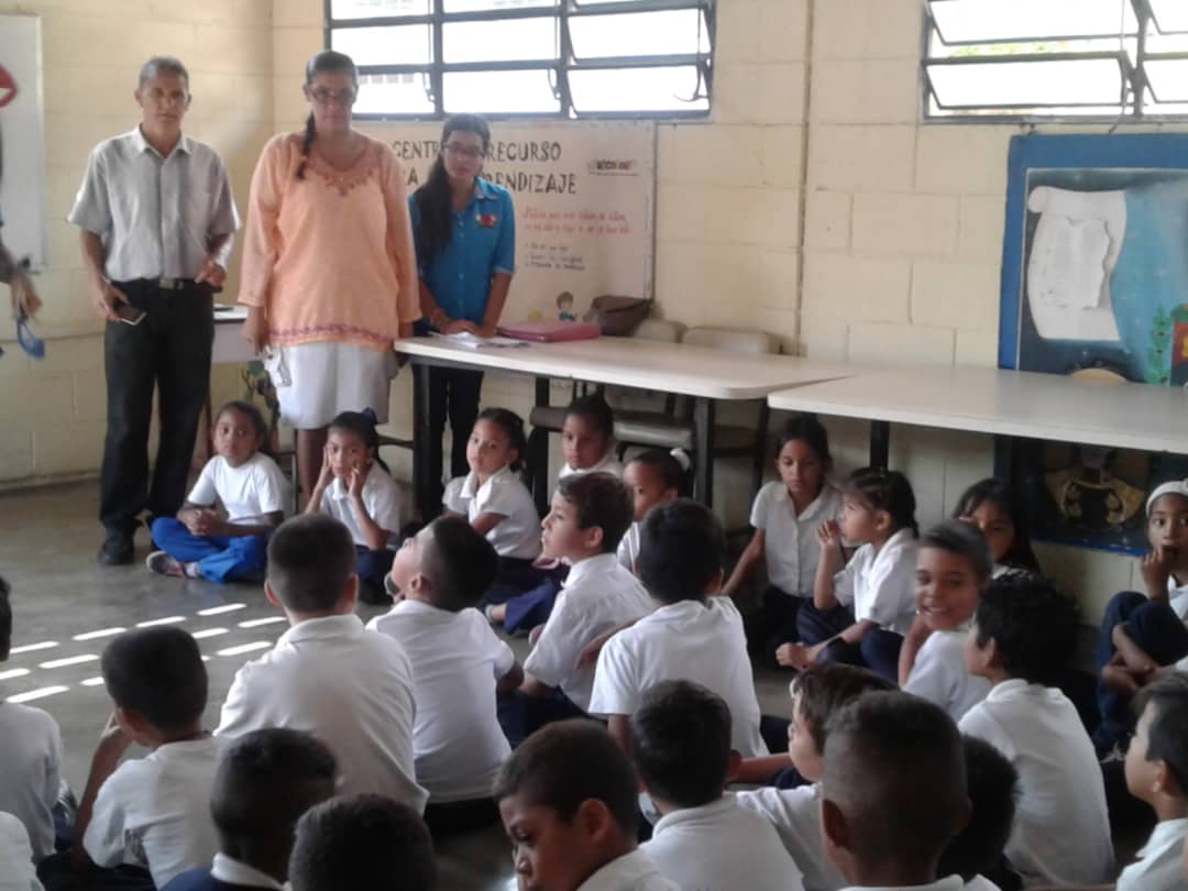 salamppepalavec's tweet photo. #21Mar En #Palavecino activado el plan "EL CMDNNA VA A LA ESCUELA" con el fin de darle a los estudiantes charlas sobre deberes y derechos por parte del Equipo del CMDNNA-Consejo de derecho de #PALAVECINO @NicolasMaduro @MPPEDUCACION @aristobulopsuv @Nixonarrieche17 @MirnaT_Vies https://t.co/NWmgF1pZ6l