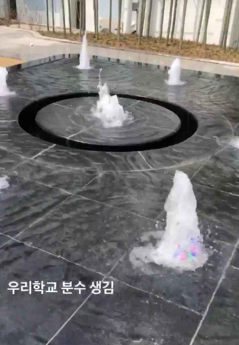 wes_thesis's tweet photo. 학교가 분수를 만들어버림 저 안에 대나무 심어져있어서 대나무숲이래ㅋㅋㄱㅋㄱㅋㄱㅋㄱㅋㄱㅋㄱㅋㄱㅋㄱㅋㄱㅋㄱㅋㄱㅋㄱㅋㄱㅋㄱ https://t.co/ho4cDEZJai
