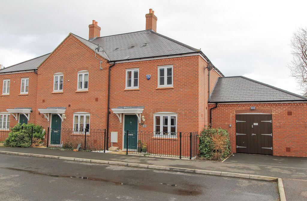 Knights_Estates's tweet photo. KEA Investment Property Of The Week!
https://t.co/5x4o79Iwlo
#findtheknight #KEA #property #realestate #bridgeview #shefford #sheffordhardwick #centralbedfordshire #bedfordshire #buytolet #investment #firsthome #starterhome #laganhomes #POTW #IPOTW https://t.co/JKM3W60eZ7