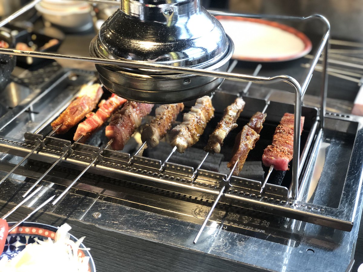 _hmpy's tweet photo. 여러분 홍대에 있는 경성 양꼬치 가세요.. 제가 간 곳은 합정점이었는데 사장님두 친절하시고 고기도 마라탕도 맛있었답니다..~ 양꼬치 찍어먹는 소스랑 양갈비가 진짜 맛있었는데 우리가 첫 손님이고 먹고 나갈 때까지 아무도 안 와서 다음에 못 갈까봐.......... 맛있어요... ㅜㅜ https://t.co/6yJG0bwaK1