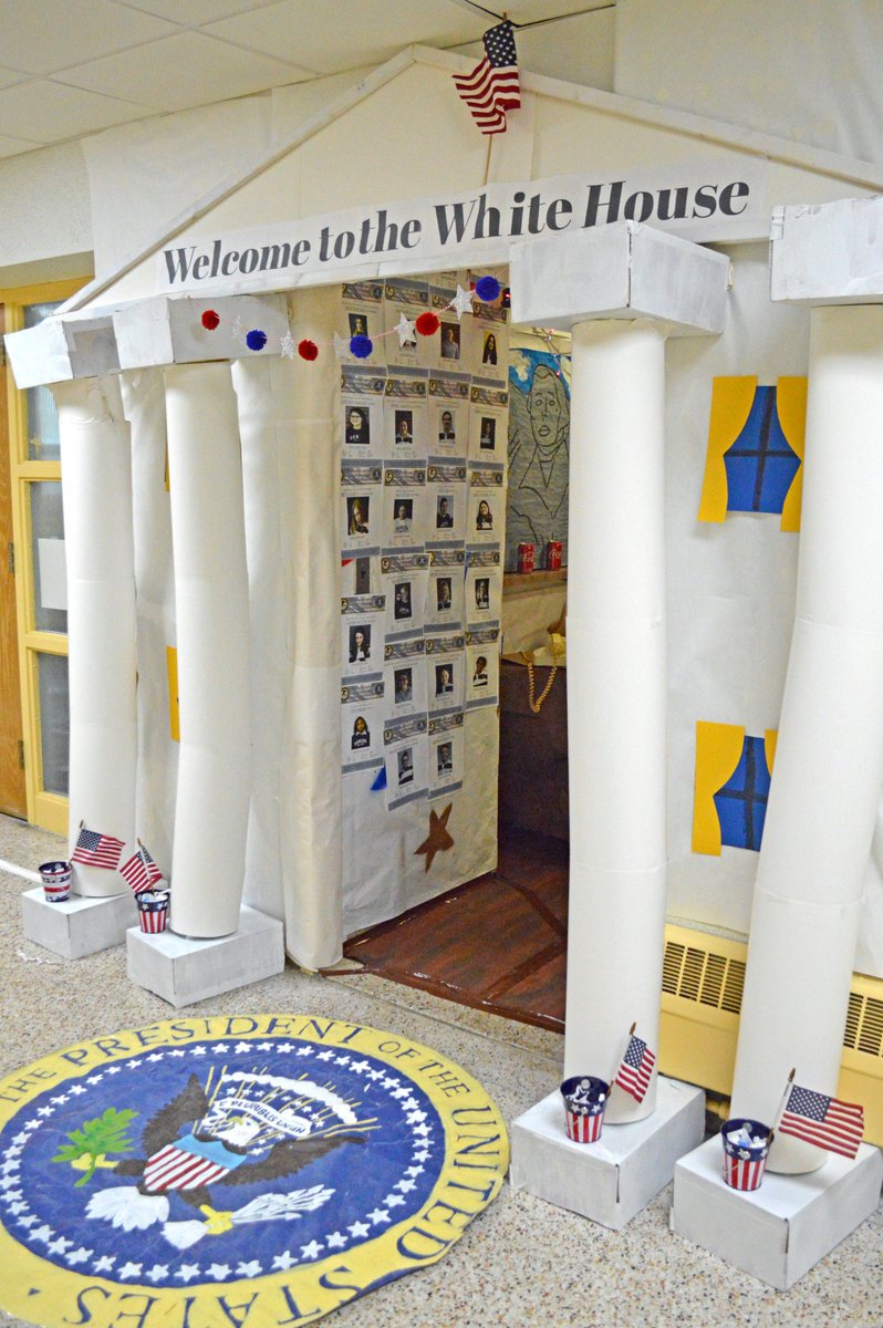 suatoledo's tweet photo. Star Spangled Seniors Intramurals hallway/bathroom decorations! 🇺🇸🦅 #UndeniablyIntramurals https://t.co/CPVkRLnVxb