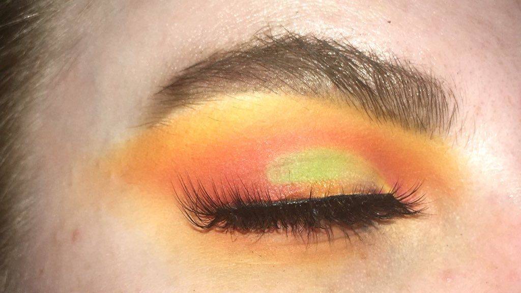 cosmirXmakeup's tweet photo. Look recreation from @Yamelarriagaxoo 
@bhcosmetics take me to Brazil 
@juviasplace the Zulu palette 
.
.
#halfcutcrease #BHCosmetics #juviasplace #sunseteye https://t.co/URtnLjFQg8