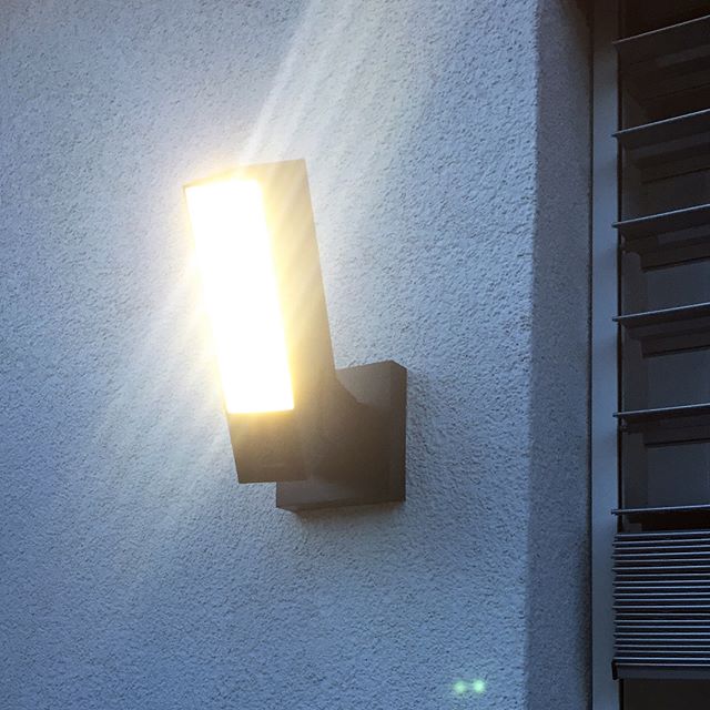 netatmo's tweet image. At night, do you prefer to use infra-red night vision, or did you set up the smart floodlight to switch on when it detects a person, car or animal? ➡️ bit.ly/Netatmopresence #SmartFloodlight