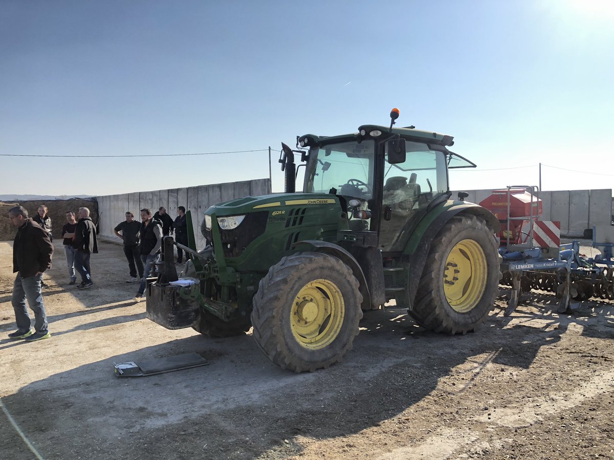 Journée sensibilisation pneumatiques @MichelinAgriFR avec pesées, empreintes au sol et valorisation de l’application #Michelin pression gratuite sur smartphone.