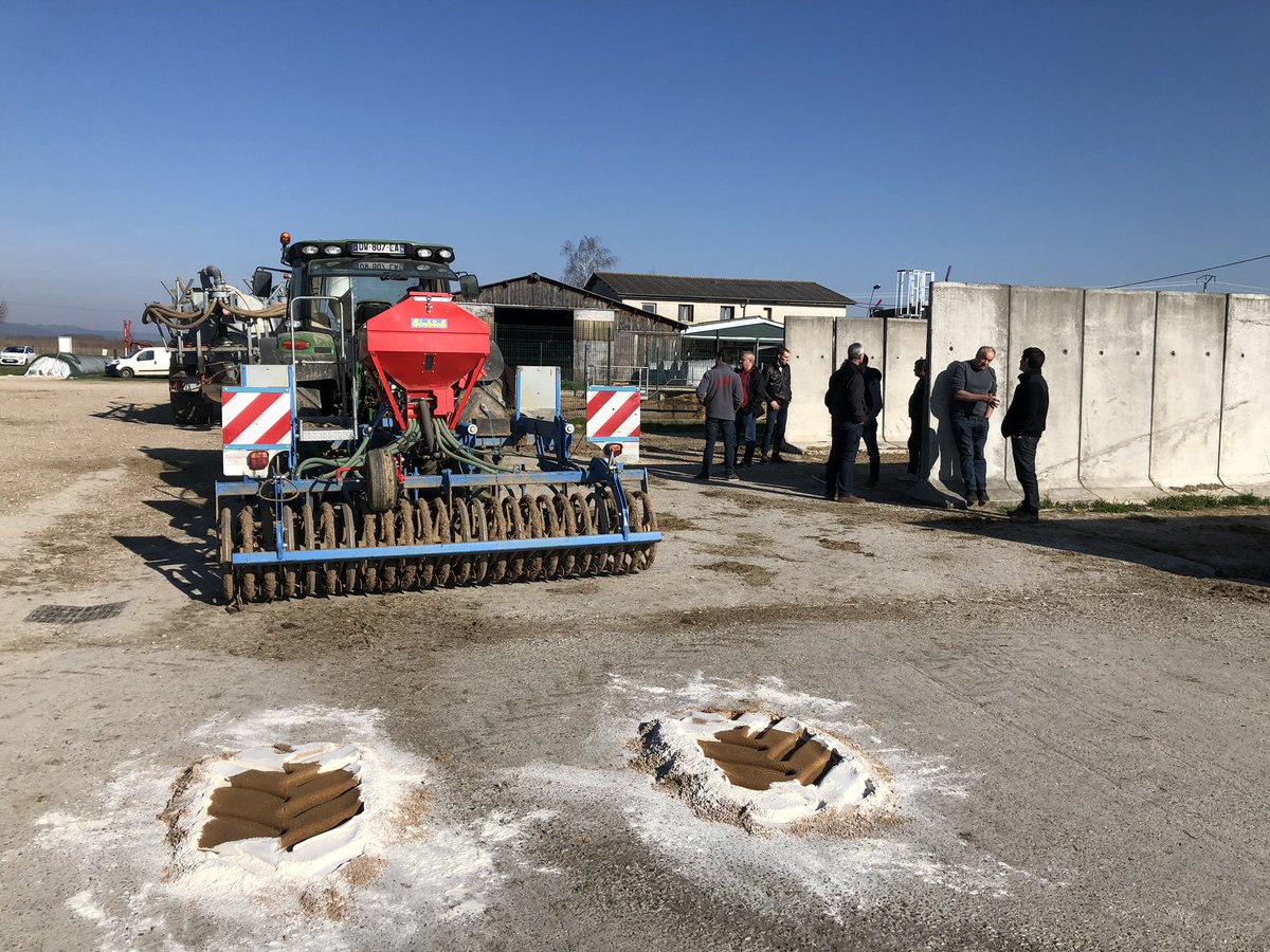 MaxChampopro's tweet photo. Journée sensibilisation pneumatiques @MichelinAgriFR avec pesées, empreintes au sol et valorisation de l’application #Michelin pression gratuite sur smartphone. https://t.co/jWgOgHe6aK