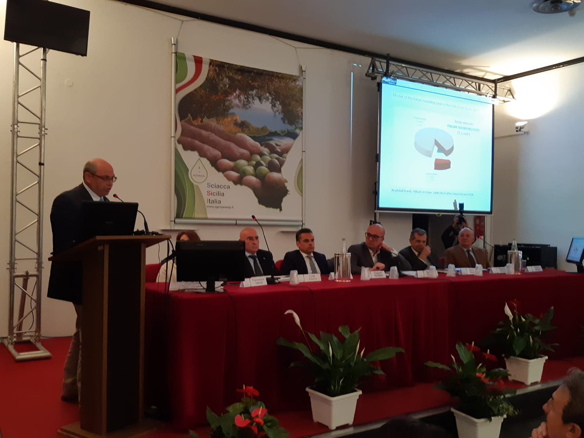 Copagri's tweet photo. In corso a #Sciacca (AG) convegno OP #Agrisana sul tema “Strategie di #filiera per la valorizzazione dell’ #olio di qualità”, con assessore #Bandiera, #Sicolo e #Canino (#ItaliaOlivicola), #Mascellino (#Copagri #Sicilia), #Indelicato (#Agrisana) e #Ghisoni (Oleificio #Zucchi) https://t.co/Es4rg6mNi8