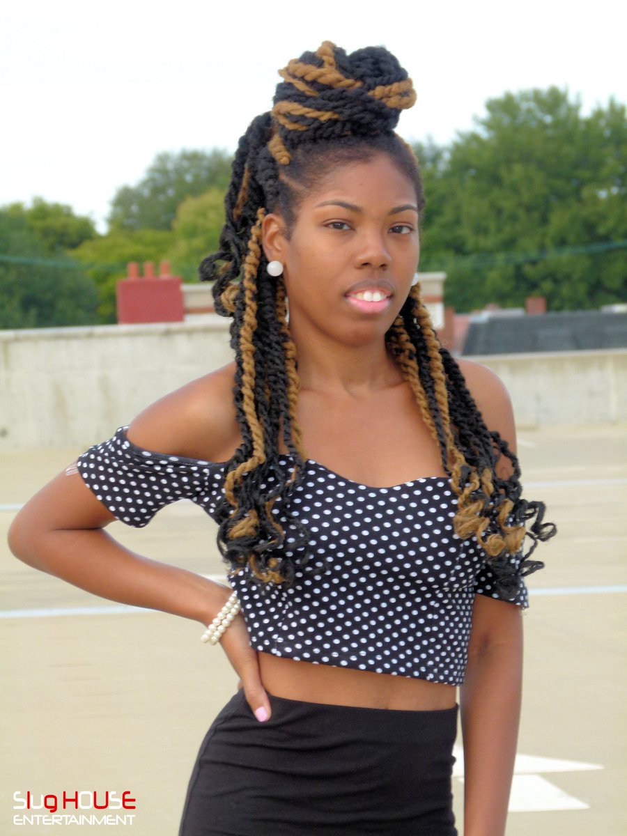 Ms_ValFrazier's tweet photo. Two things you can't buy: Time and Happiness... So live your life the way you wanna live it and enjoy it while you can... 😊😊 #Photography #Photoshoot #PhotoSession #PositiveVibes #EnjoyLife #Melanin #NaturalBeauty #MarleyTwists #SlugHouseEntertainment #ValFrazier #Entrepreneur https://t.co/UAqw3ZDc5h