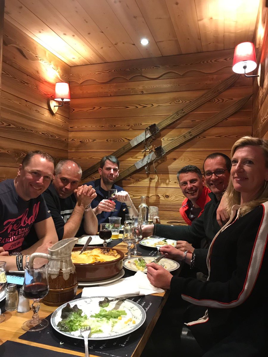ChaHenX's tweet photo. Fun ski experience last week with @DellEMCBeLux Great way to learn your new colleagues #BetterTogether @DellTech https://t.co/1iNV3bFqjx