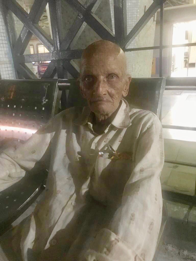 InamdarSuchitra's tweet photo. I met this man on Panvel station right now. Says his name is Keshav Phadtare from Sadashiv peth. He seems to be lost and does not remember anything else. Please forward this to all on Twitter. Contact inspector Nimbalkar on Panvel station for more info. Seems alzmr patient https://t.co/15fi9fQs5L