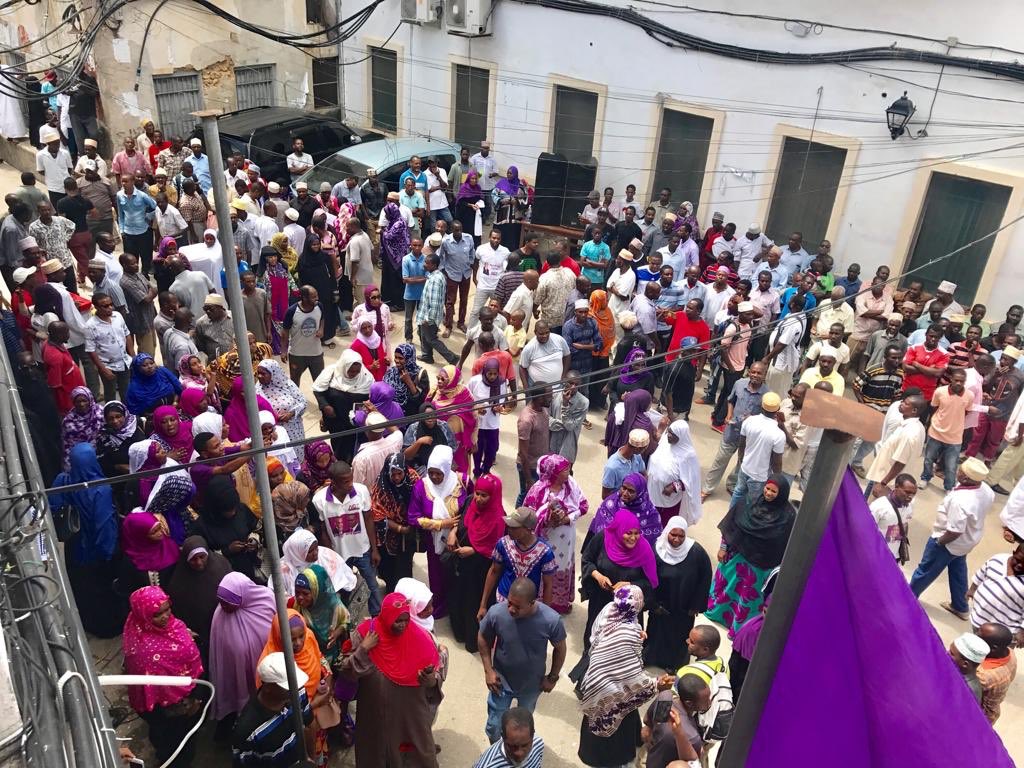 SeifSharifHamad's tweet photo. Siku ya leo imeingia katika siku za furaha kubwa katika maisha yangu kwa kushuhudia @ACTwazalendo ikiingia Zanzibar kwa kishindo. Nakushukuruni sana Wazanzibari kwa mapokezi makubwa na ya heshima mliyompa Kiongozi wa Chama (KC) @zittokabwe. 

#SafariIendelee
#TheFutureIsPurple https://t.co/OdvjtAC6NL