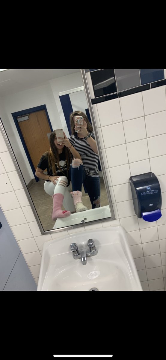 rch924's tweet photo. Rock your socks for World Down Syndrome Day!! @MHSAT704 #RFH #MHSRocksYourSocks #WDSD19 #RunForHolland 🧦🧩🌎❤️ #WorldDownSyndromeDay https://t.co/Hgo0QzMQG9