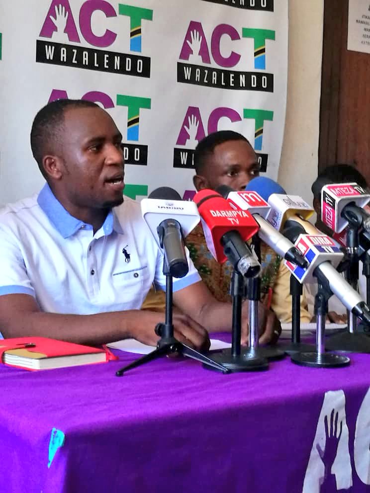 akmul_abeid's tweet photo. Tunaamini katika jukwaa la Ngome ya Vijana wa @ACTwazalendo ni jukwaa sahihi ambalo tutafanya siasa za kistaarabu na kwa weledi mkubwa  kupitia jukwaa hili tutapigania haki na demokrasia katika nchi yetu. @ActVijana @ActMkoa @ACTWanawake @zittokabwe @IsmailJussa @SeifSharifHamad https://t.co/SVeSBPiZXp