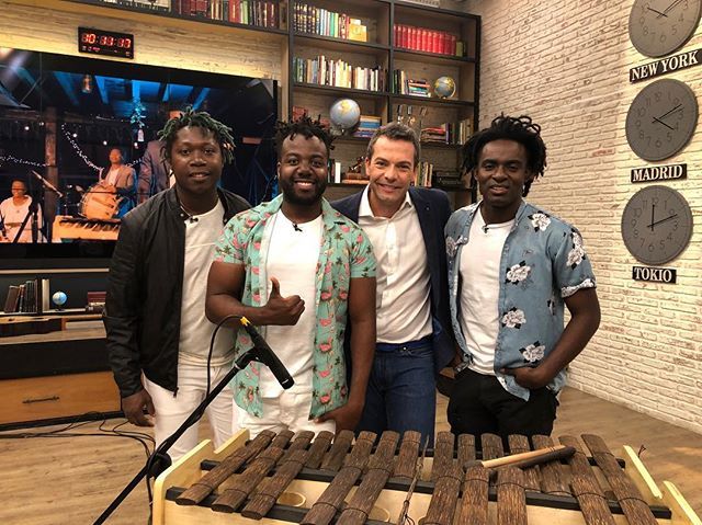 IvanLalindeG's tweet photo. Que PERSONAJAZOS!!!! Que artistas!!! @herenciadetimbiqui en @eldesayunorcn se fajaron con el encocado de jaiba y con sus historias, su carisma... reafirmo mi gran admiración por estos señores!!! GRACIAS WILLI, BEGNER, QUIQUE!!! https://t.co/4VxyzkNiWN https://t.co/nYDYCPwcPk