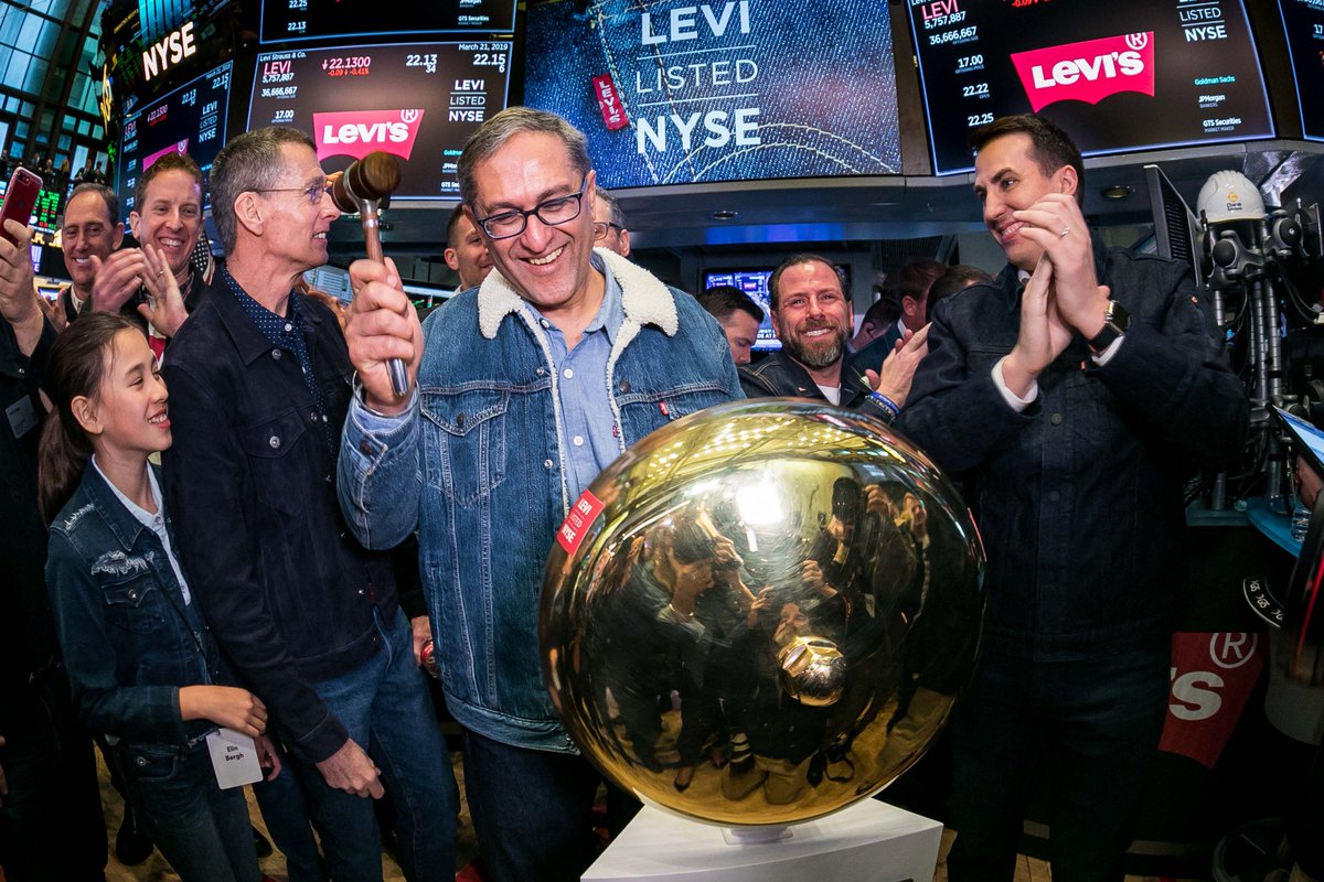 NYSE's tweet photo. And @LeviStraussCo is officially public (again) 

NYSE: $LEVI https://t.co/525RG24R8A