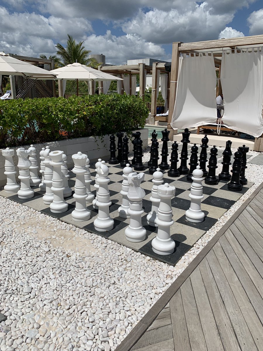 leoshmu's tweet photo. Great weather today, but I think the resort needs to get @Kasparov63 to help with proper setup #Chessfail https://t.co/u1ajfxQakR
