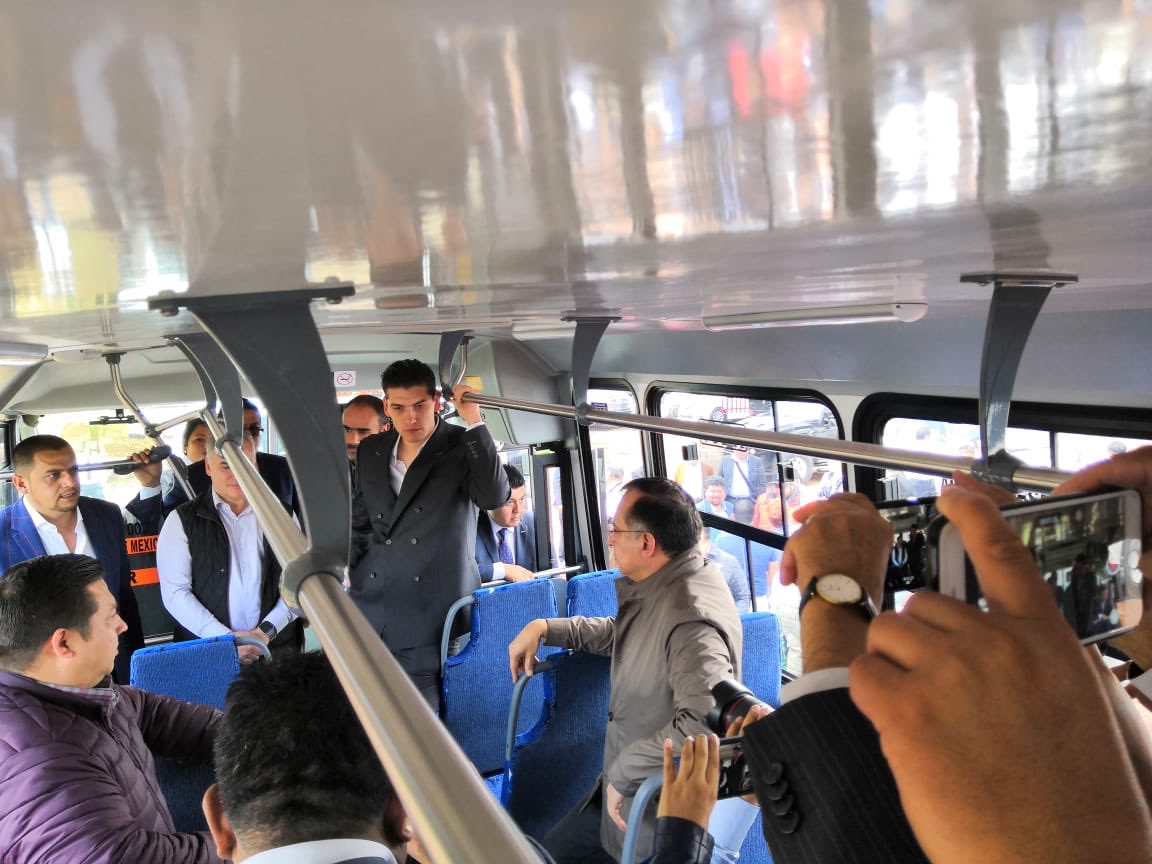 ClaudiaG_DINA's tweet photo. Durante el evento en el que se dió el banderazo a 21 unidades #Runner9 @DINAmx con motores @CumminsdeMexico , el Secretario de @SEMOV_Edomex @raymundomc informa que ya se ha logrado la regularización de 100 mil concesiones de transporte en el estado https://t.co/LE564Sks2D