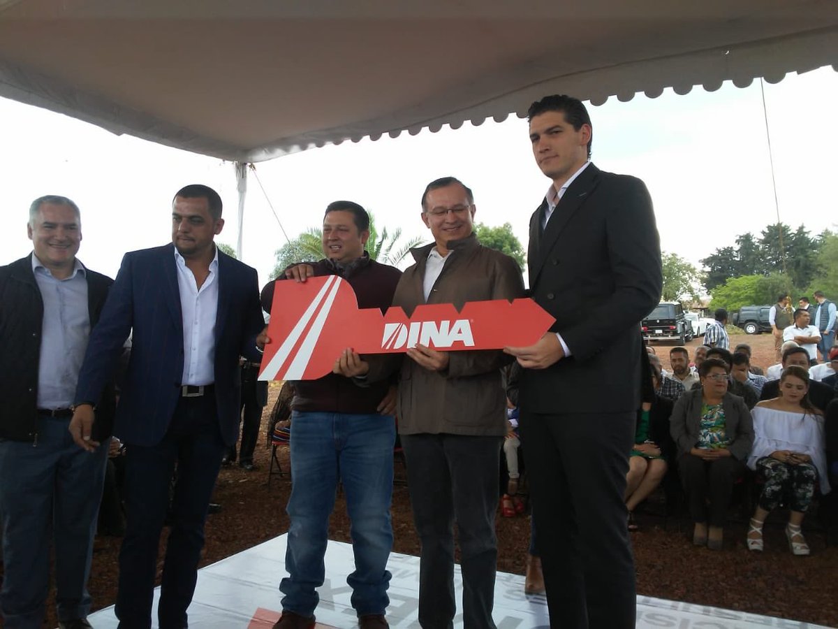 ClaudiaG_DINA's tweet photo. Durante el evento en el que se dió el banderazo a 21 unidades #Runner9 @DINAmx con motores @CumminsdeMexico , el Secretario de @SEMOV_Edomex @raymundomc informa que ya se ha logrado la regularización de 100 mil concesiones de transporte en el estado https://t.co/LE564Sks2D