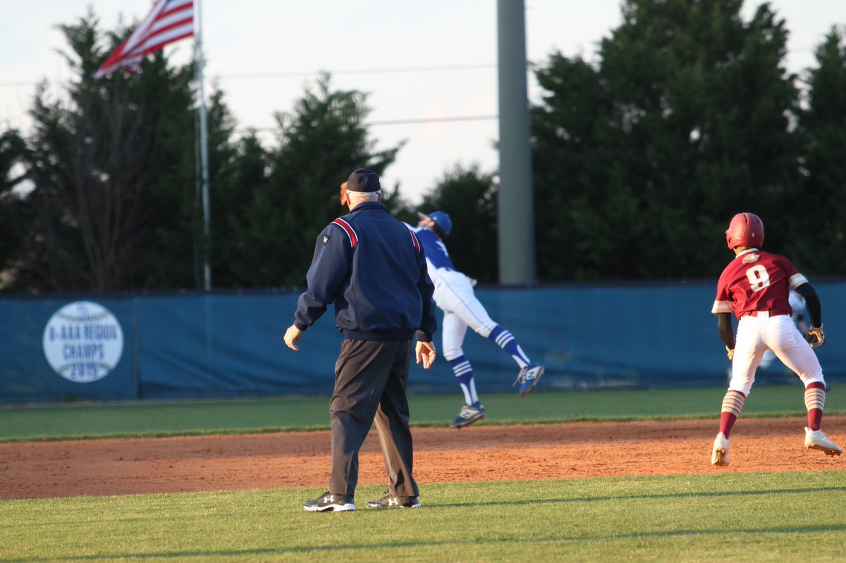 matthewphotos3's tweet photo. Thank you, Mr. Umpire, for being in my way π€¦ββοΈ #photoproblems https://t.co/M7ww55AFDh
