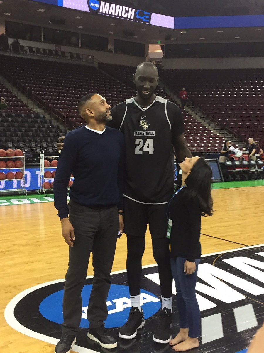 ¿Cuánto mide Tacko Fall? - Altura - Real height D2N0qQbXcAAlqeR