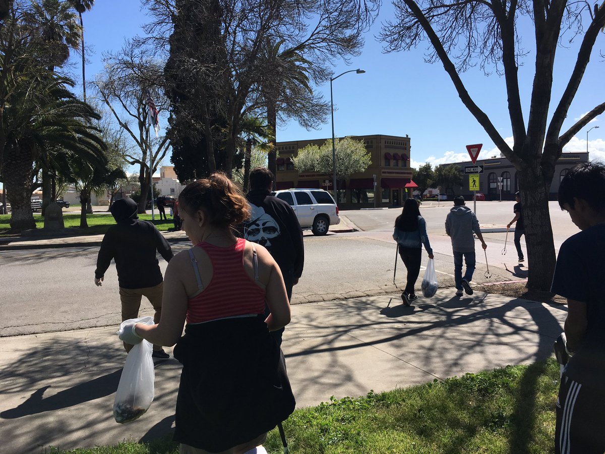 JHensley_DPHS's tweet photo. A true #YouthCoalition happening 4 #kickbuttsday A team up from #DPHSbulldogs #OVIS .@ASBPatterson 2 #standphast clean up cigarette tobacco litter & garbage! Thanks 2 #standphast 4 lending the #butthuntkits .@KickButtsDay .@PattIrrigator 4 coming out & interviewing Ss https://t.co/ksCs337hbE